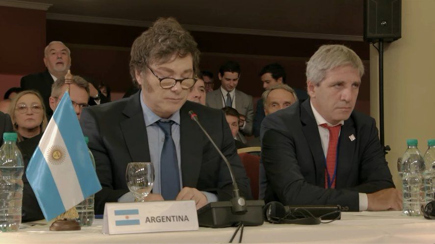 «Parásitos mentales» y reforma total: Caputo y Milei intensifican la batalla cultural para desmantelar el relato&nbsp;kirchnerista