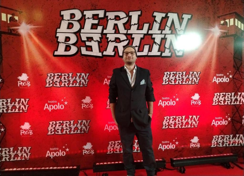 Crítica del estreno de Berlín Berlín en Teatro Apolo: El humor como herramienta&nbsp;política.
